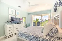 Island Luxury, Upscale, Walk to Sombrero Beach!