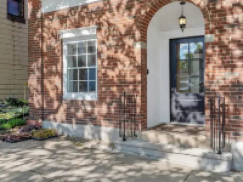 BEAUTIFUL village apt.  Walk to river, shops, eateries. Great for getaway / work Hotels in Lysander