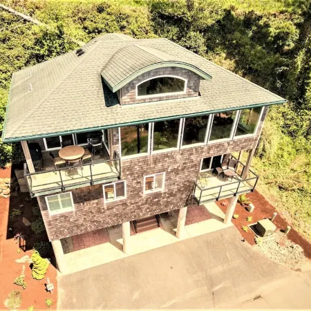 Elevator, Master Suites, Jacuzzi's - steps to the Beach!