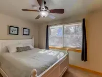 Tucked away mountain retreat w/Game Room & Hot Tub โรงแรมในแมคคอล