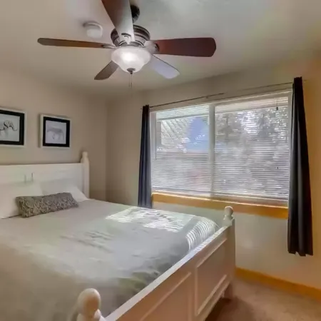 Tucked away mountain retreat w/Game Room & Hot Tub