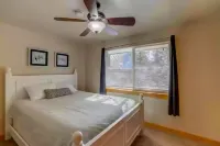 Tucked away mountain retreat w/Game Room & Hot Tub