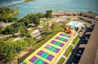 NEWLY REMODELED TABLE ROCK LAKEFRONT RESORT-POOL-FUN-LAKE ACCESS