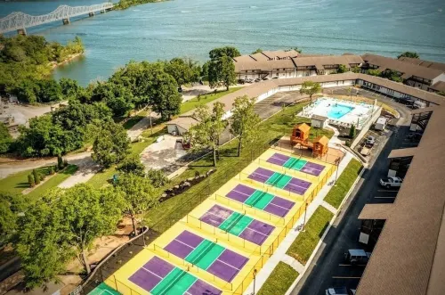 NEWLY REMODELED TABLE ROCK LAKEFRONT RESORT-POOL-FUN-LAKE ACCESS