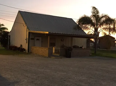 "Clean/Maintained Fully Furnished Premium Lodging"- Dolphin Lodge Отели в г. Плакеминс Пэриш