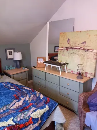 UPPER 3 rm.  studio B&B steps from beach & farm markt/shop'g.; dogs ok w/fee.