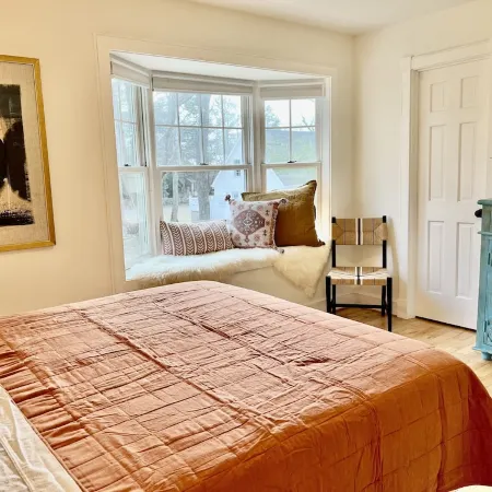 Quiet, elegant cottage just steps from downtown Pittsboro—minutes to Jordan Lake
