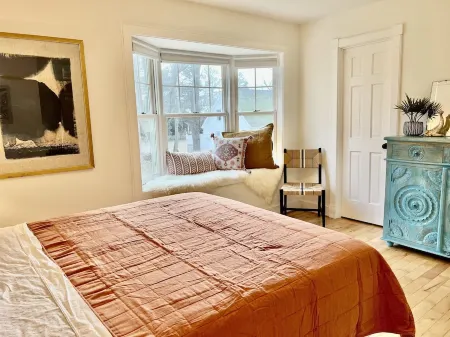 Quiet, elegant cottage just steps from downtown Pittsboro—minutes to Jordan Lake