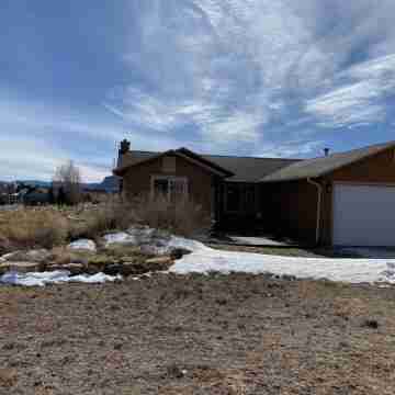 Two Bit Ranch House Hotel Exterior