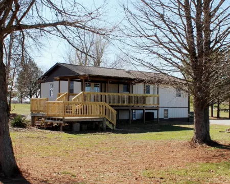 * On the Wine Trail * Near Giant City & Shawnee Forest! * Wi-Fi * Hotels in Union County