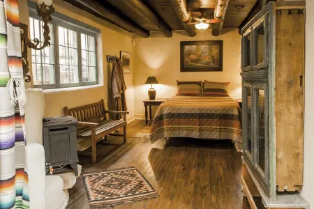 CASA FLORA Quiet & Cozy Downtown Plaza Apartment Отели в г. Таос