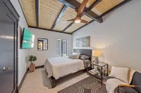 Designer home minutes from downtown! 6 beds 3 full bathrooms Hotels in Sarasota County