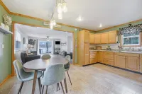 Red Star Cottage on Mawby Lake: Sandy Beach- Kayaks/Paddle Boat/Row Boat