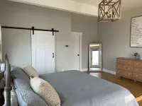 Large Modern Farmhouse -Country living at it's finest! Hotels near Bowers Field
