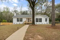 Hamilton Hideaway- Pool, Creek View w/ Scenic Deck