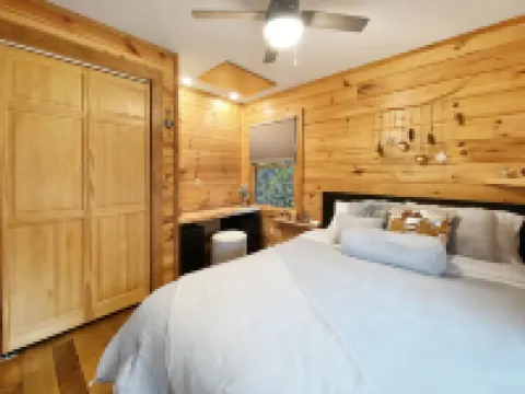 Moonlight Ridge - a wonderful little log cabin on 4 wooded acres
