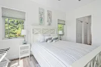 Charming  2-bedroom house with AC, WiFi with mountain and lake views!