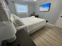 Tropical Backyard Heated Pool House Close to Beach