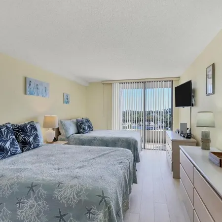 Private Beach Access - Siesta Key 2 BD/2Bath Condo - New Furnishings!
