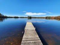 Roomy lakefront cabin near the trails