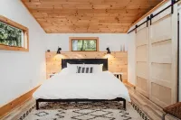 Catskill Retreat: Cozy Cabin with Cedar Hot Tub & Pet-Friendly