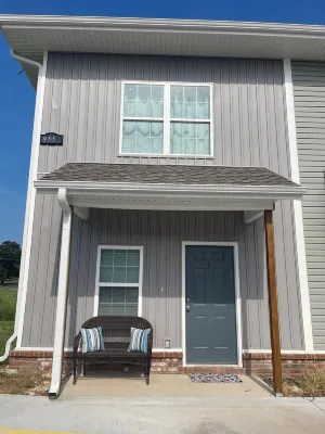 Modern townhome 10.1 miles from Razorback Stadium
