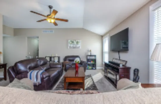 It's a Gem ! Comfy Hideaway for R & R ~ King Bed !