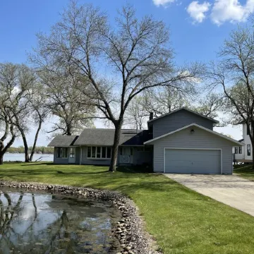 Breathtaking!  4BR/3BA Cabin - 30ft from lakeshore on Alexandria Chain of Lakes