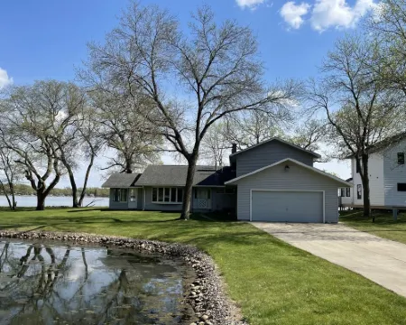 Breathtaking!  4BR/3BA Cabin - 30ft from lakeshore on Alexandria Chain of Lakes Hotels in La Grand Township