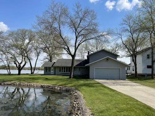 Breathtaking!  4BR/3BA Cabin - 30ft from lakeshore on Alexandria Chain of Lakes