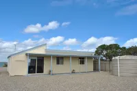Hideaway Tom's on the Mundoo Channel - 4-Star