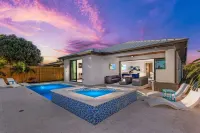 New Villa! Close to the 🏖️! Heated Pool/Spa, Lanai, Grill, EV🔌! Two King beds!