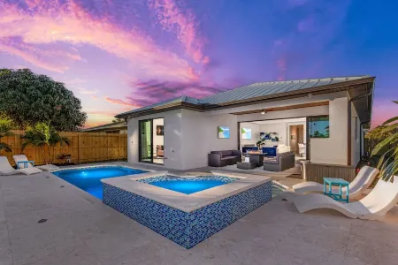 New Villa! Close to the 🏖️! Heated Pool/Spa, Lanai, Grill, EV🔌! Two King beds!
