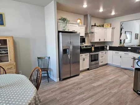 Quiet, newer construction town home near the walking path network in Sheridan. Отели в г. Шеридан