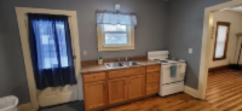 Point Central! - Bright, Simple Downtown Apartment