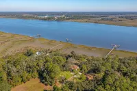 Live Oak Cottage - Riverfront Getaway with Dock Access Hotels in Glynn County
