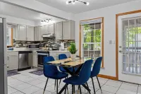 Tranquil 2-bedroom house with a massage chair and a multi-purpose 3rd room