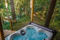 Creek View, Covered Decks & Private Hot Tub, Woods, Peaceful, Wildlife!