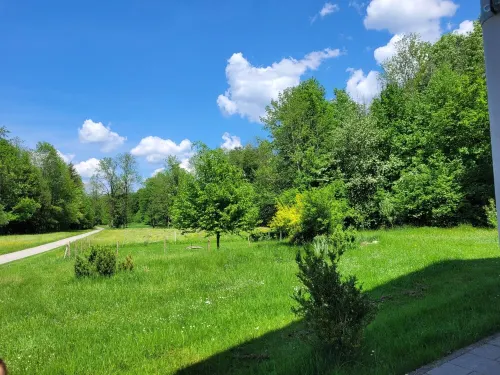 Quiet and modern vacation apartment in a peaceful location on the edge of the Alps فنادق في Hausham