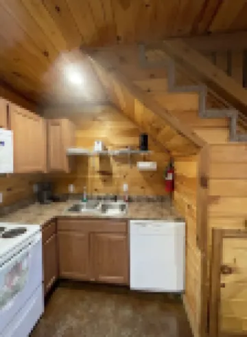 Kings Cabin on the edge of town only 1/2 mile from Current River !