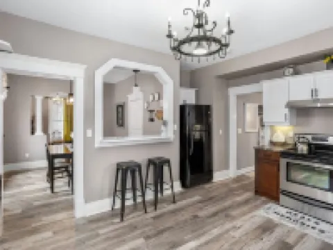 ♥ Cozy historic 3BR w/ bridge view! Sleeps 7 ♥ Hotels in Appleton