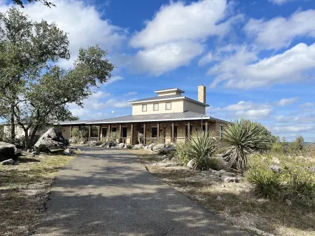 Private Hilltop Hideaway w/ resort pool & Outdoor Living