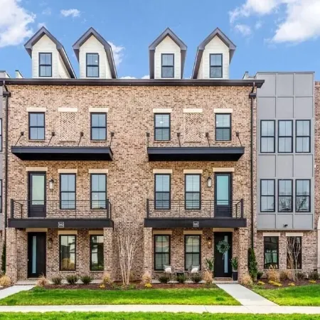 Luxury Massive Townhome, Pool, Elevator, Amenities