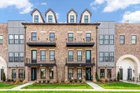 Luxury Massive Townhome, Pool, Elevator, Amenities