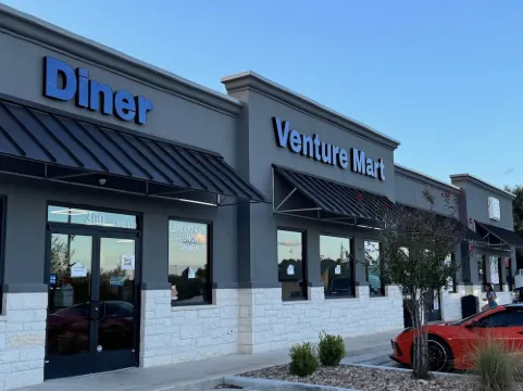 Enjoy lake views from 2 decks! Walk to pool, gym & golf course. Lake access.