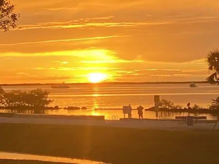 Private Keys Getaway retreat, gated property located on a canal and cross creek. Отели в г. Ки-Ларго