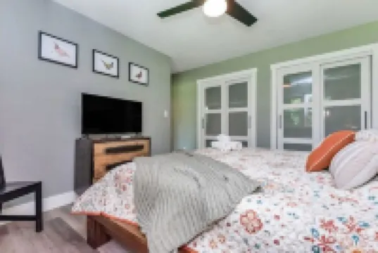 Modern 3 BR house in Belmont 貝爾蒙特酒店