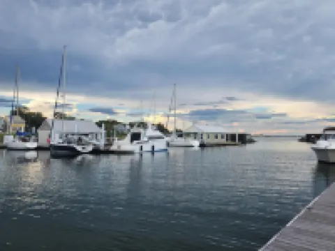 The View! Hidden Gem! Pristine! Quiet Retreat! Charming! Go fish! Dock a boat!