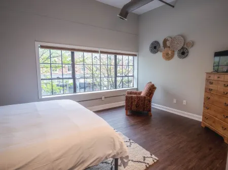 King Centered Downtown Lafayette Отели в г. Лафайетт