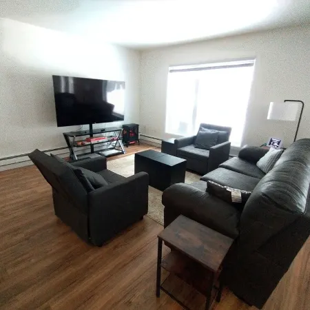 Modern 2,000+ sf house. Sauna + Parking! 5 mins from airport.